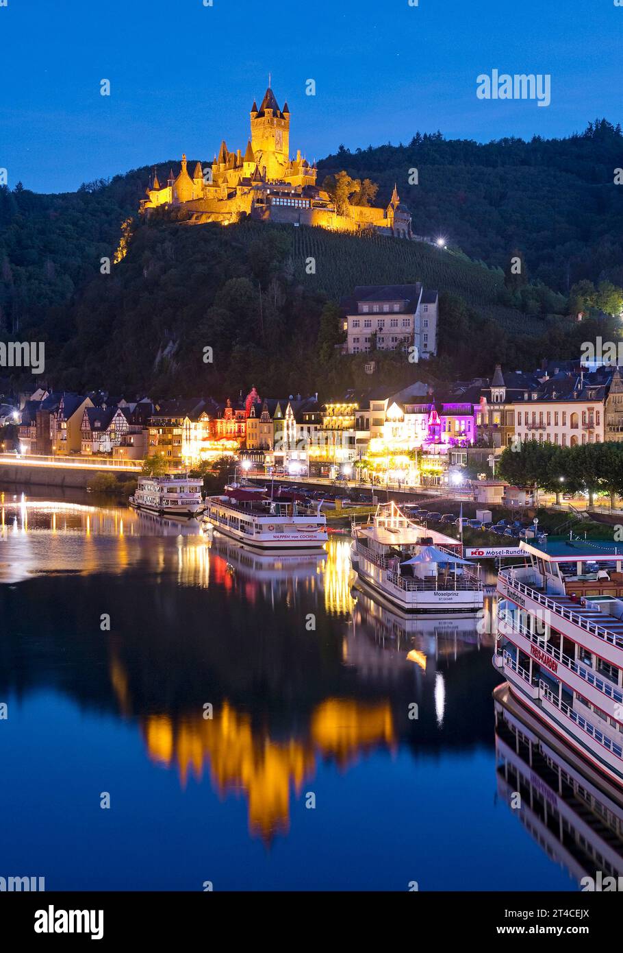 Vista di Cochem sulla Mosella e sul castello di Reichsburg in serata, Germania, Renania-Palatinato, Cochem Foto Stock
