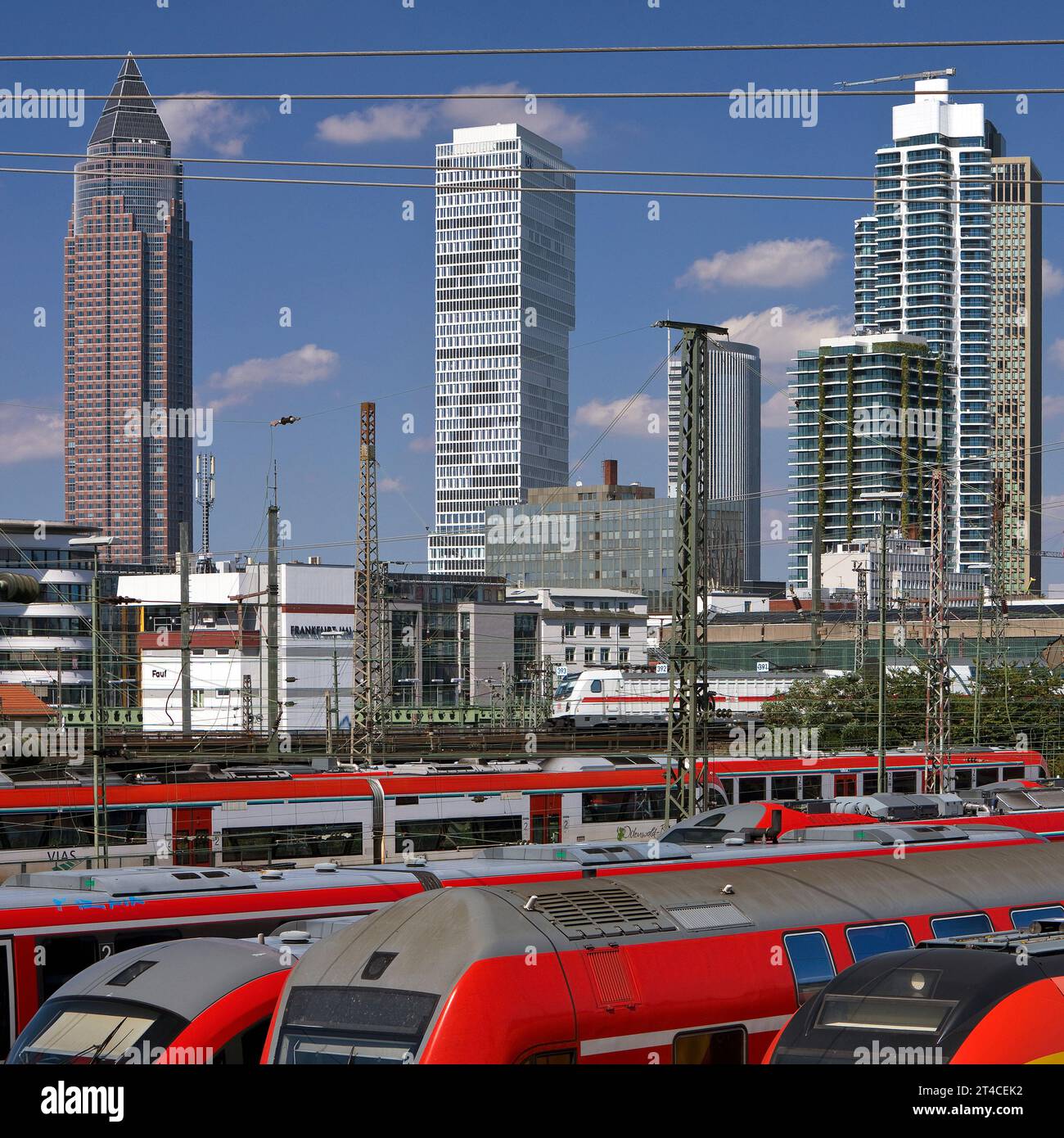 Traffico ferroviario di fronte allo skyline di Francoforte, Germania, Assia, Francoforte sul meno Foto Stock