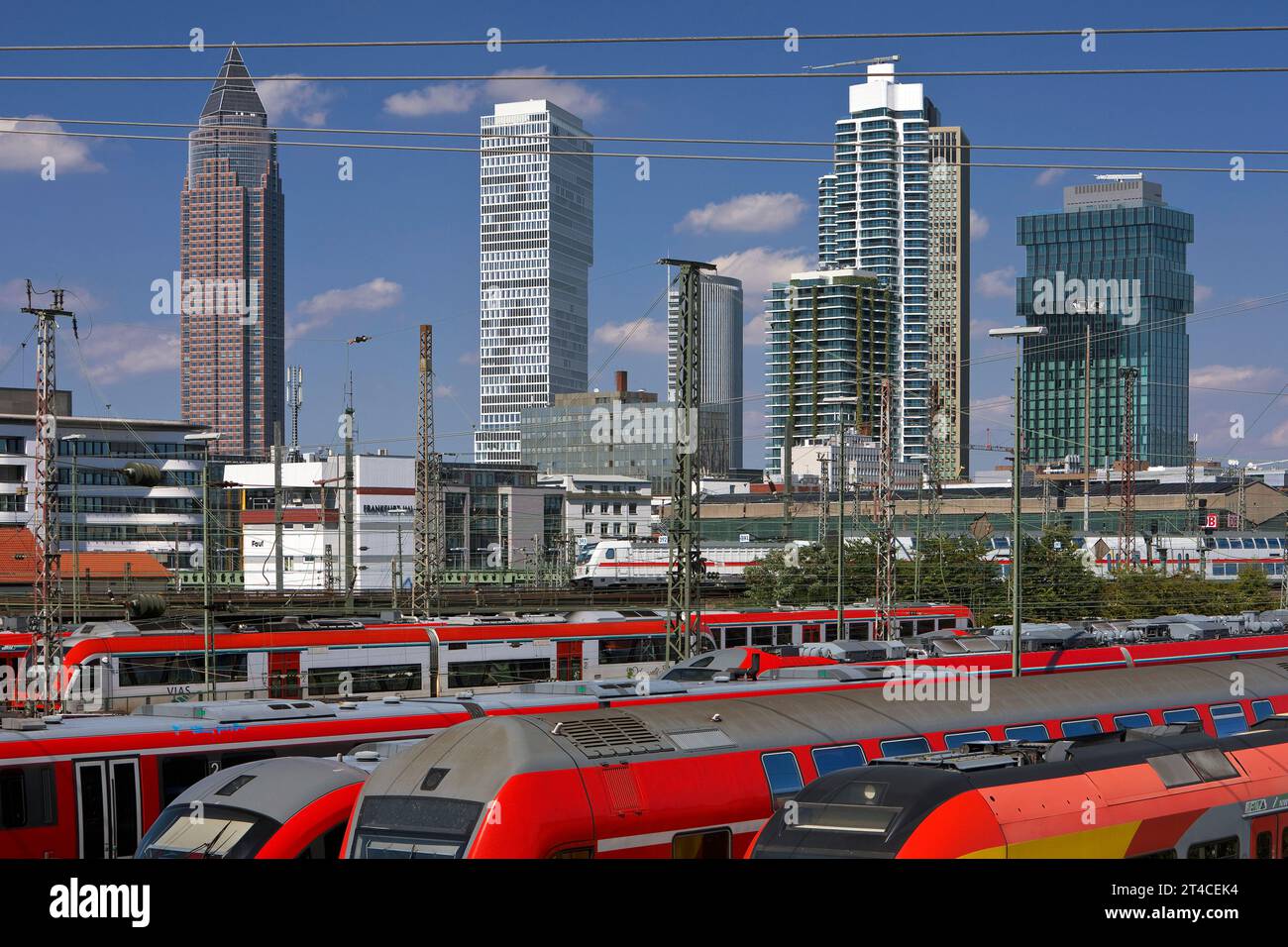 Traffico ferroviario di fronte allo skyline di Francoforte, Germania, Assia, Francoforte sul meno Foto Stock