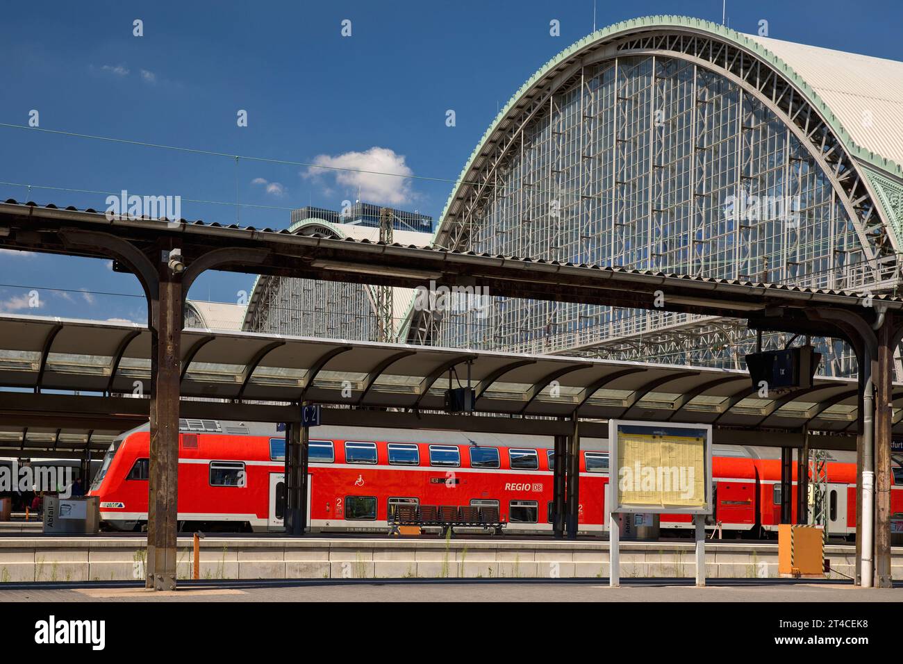 Treno locale alla stazione principale di Francoforte, alti edifici sullo sfondo, Germania, Assia, Francoforte sul meno Foto Stock