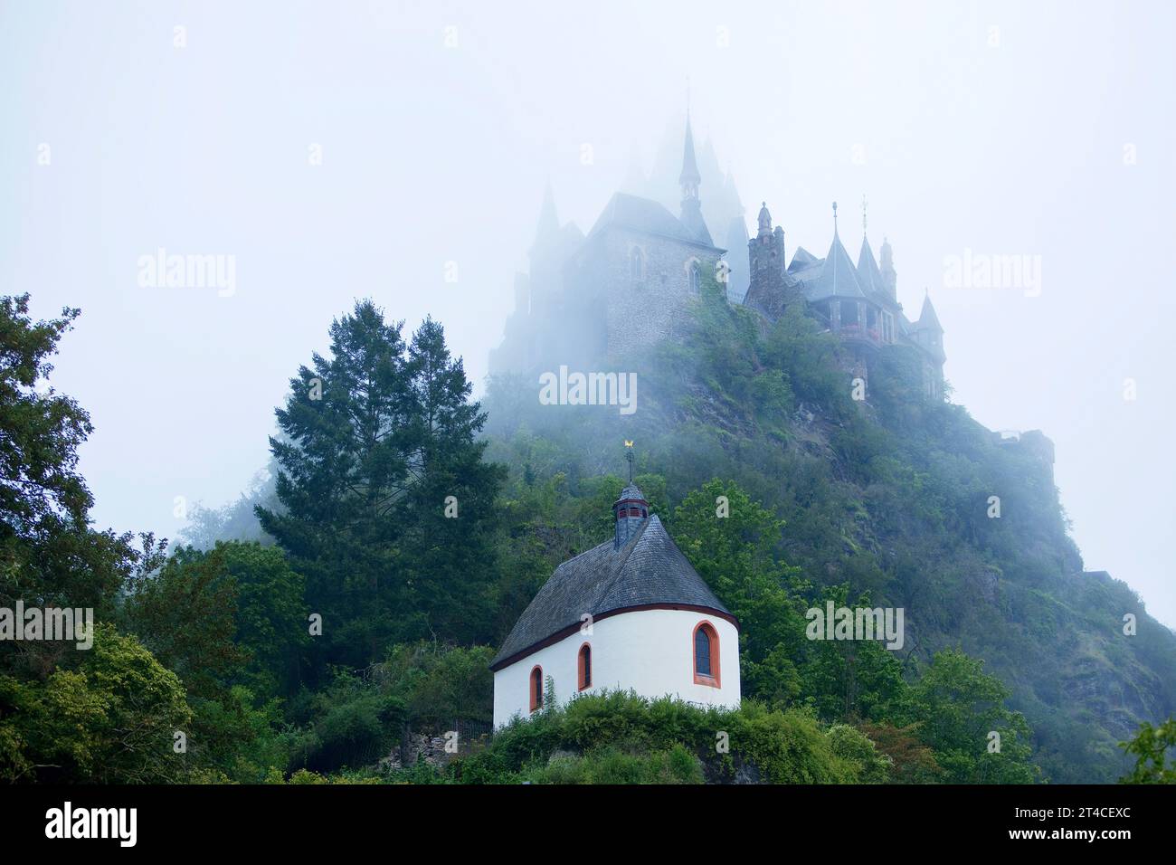 Castello imperiale di Cochem e Cappella della peste di San Rocco, Germania, Renania-Palatinato, Cochem Foto Stock