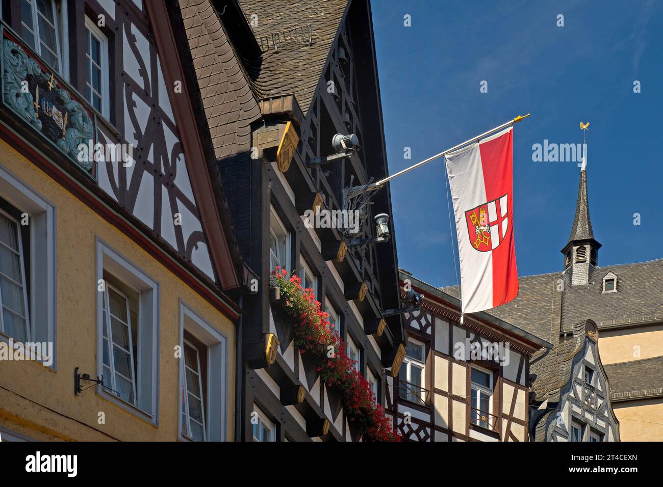 Case a graticcio e bandiera con stemma della città sulla piazza del mercato, Germania, Renania-Palatinato, Cochem Foto Stock