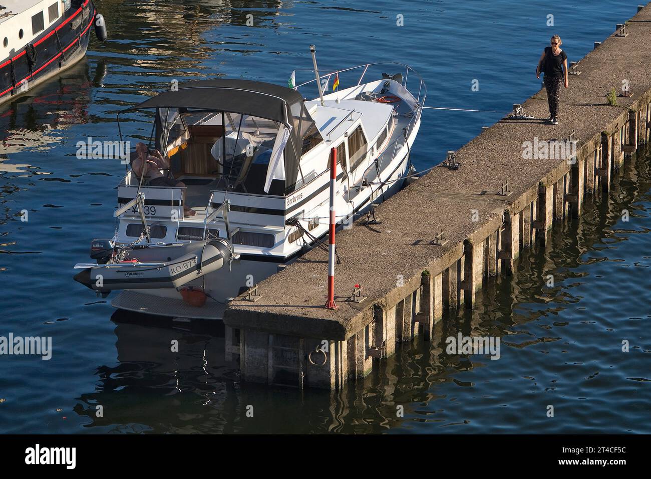 Barca sportiva al porticciolo sulla Mosella, Germania, Renania-Palatinato, Cochem Foto Stock