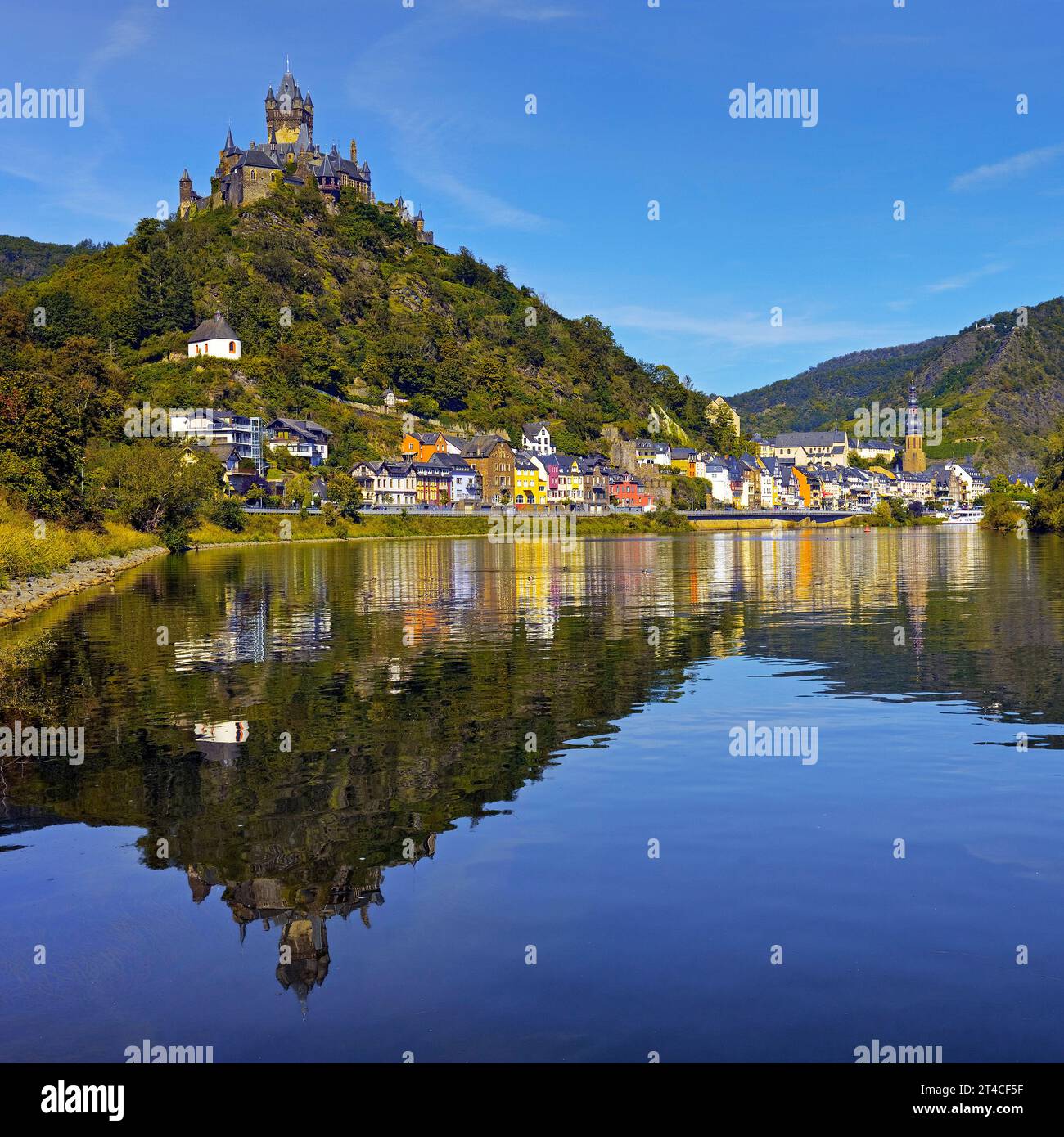 Vista della città di Cochem sulla Mosella con castello imperiale , Germania, Renania-Palatinato, Cochem Foto Stock
