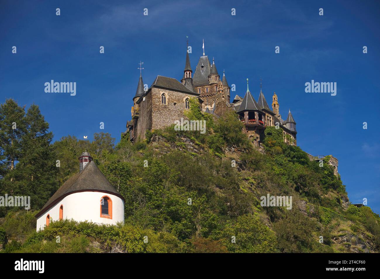 Castello imperiale di Cochem e Cappella della peste di San Rocco, Germania, Renania-Palatinato, Cochem Foto Stock