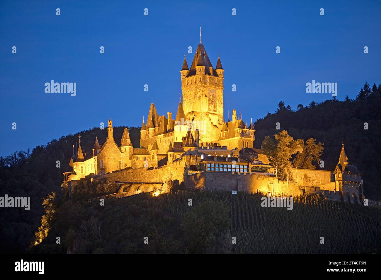 Castello imperiale di Cochem illuminato di sera, Germania, Renania-Palatinato, Cochem Foto Stock