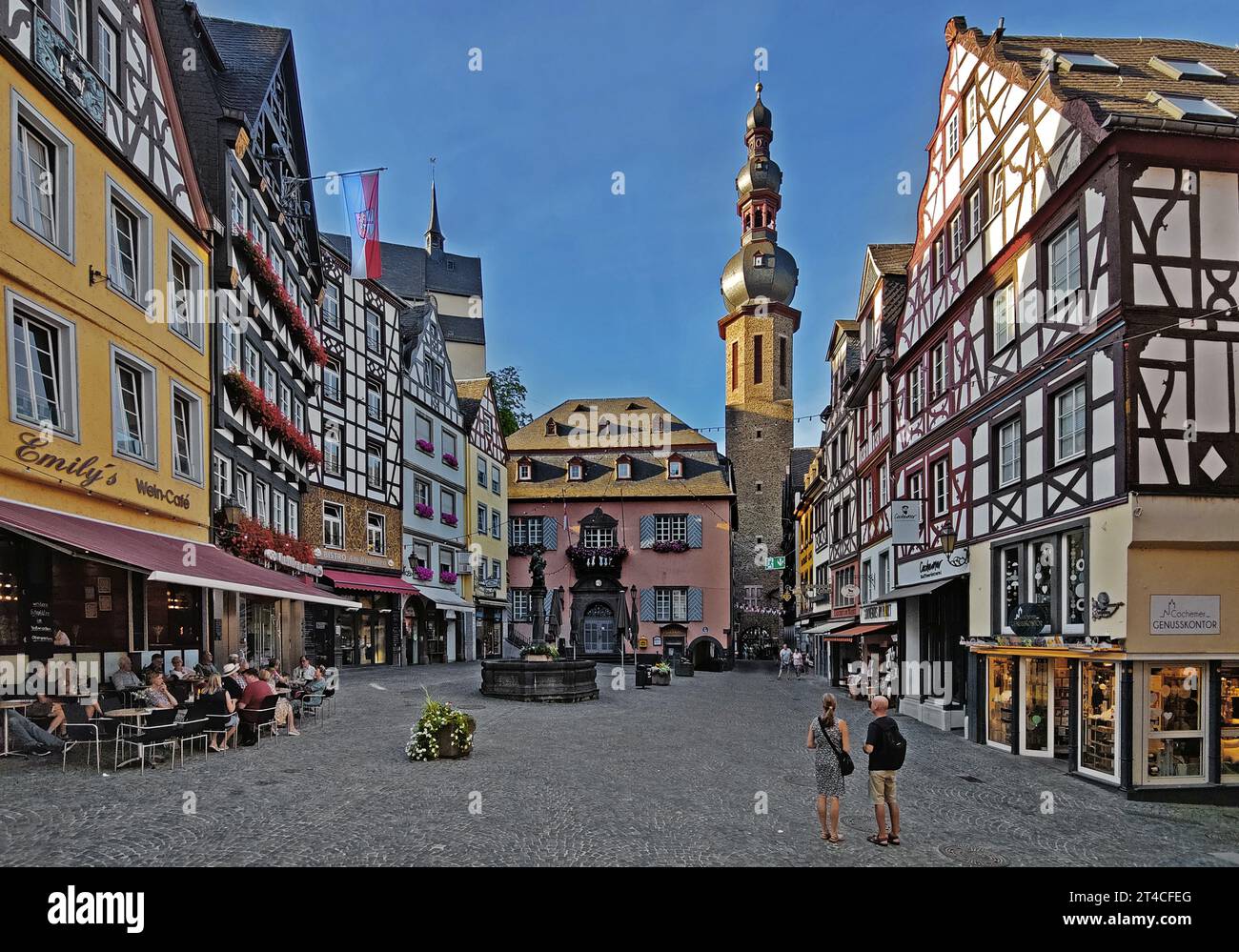 Case a graticcio sulla piazza del mercato con il municipio e la chiesa di St La chiesa parrocchiale di Martin, Germania, Renania-Palatinato, Cochem Foto Stock