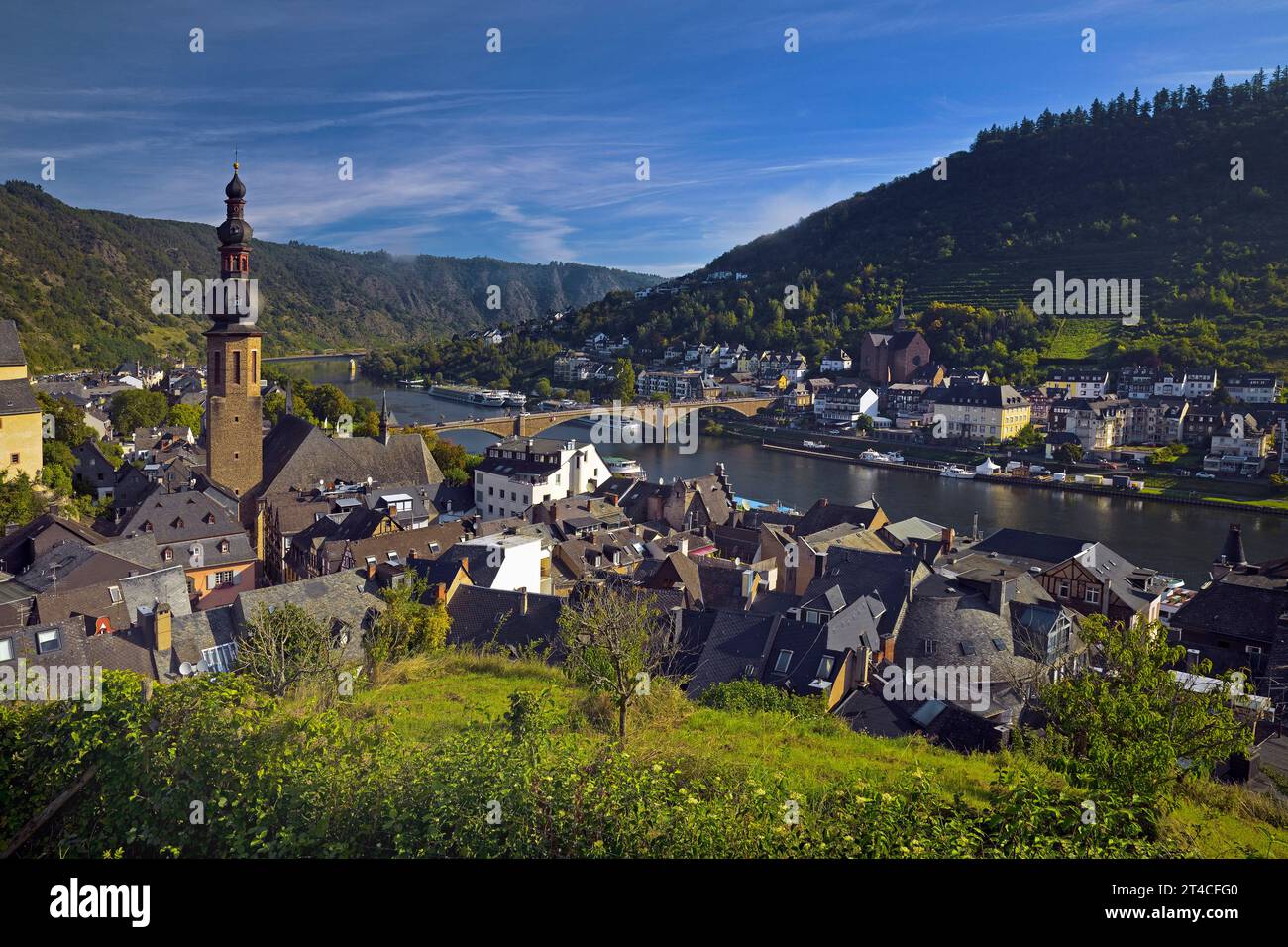 Vista sulla città di Cochem sulla Mosella, Germania, Renania-Palatinato, Cochem Foto Stock