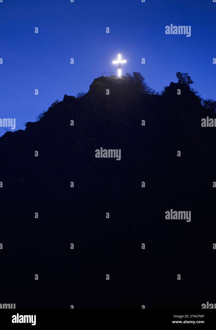 Croce illuminata sulla vetta del belvedere Pinnerkreuz in serata, Germania, Renania-Palatinato, Cochem Foto Stock