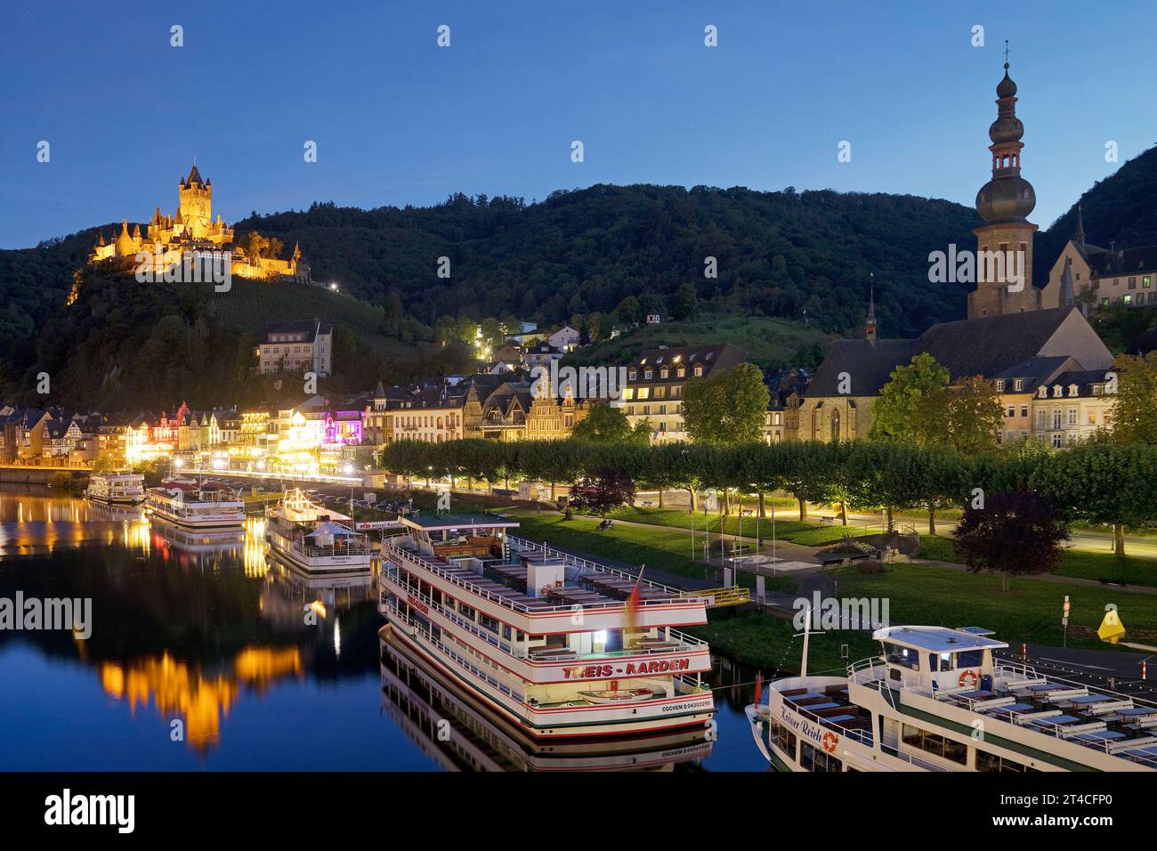 Vista di Cochem sulla Mosella e sul castello di Reichsburg in serata, Germania, Renania-Palatinato, Cochem Foto Stock