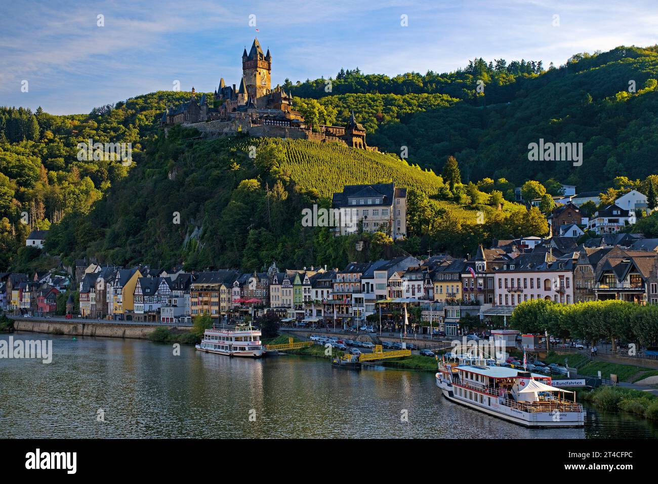 Vista di Cochem sulla Mosella e sul castello di Reichsburg, Germania, Renania-Palatinato, Cochem Foto Stock