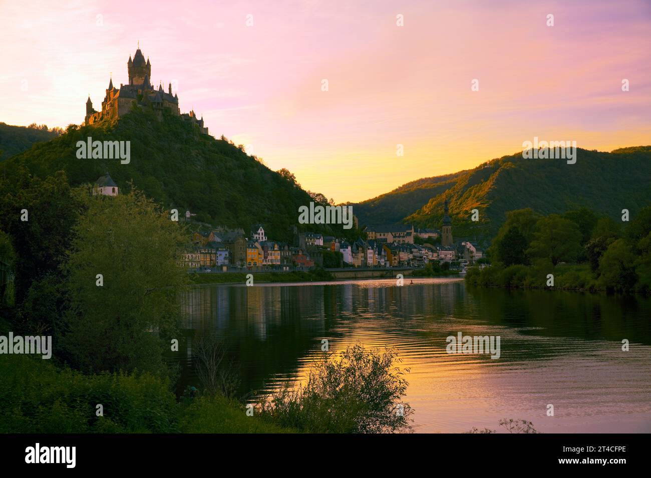 Cochem sulla Mosella con il Castello di Reichsburg al bagliore della sera, Germania, Renania-Palatinato, Cochem Foto Stock