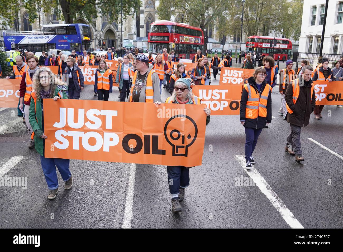 Just Stop Oil attivisti manifestano a Parliament Square, Westminster, nel centro di Londra, per chiedere al governo di fermare immediatamente tutti i nuovi progetti di petrolio, gas e carbone nel Regno Unito. Data immagine: Lunedì 30 ottobre 2023. Foto Stock