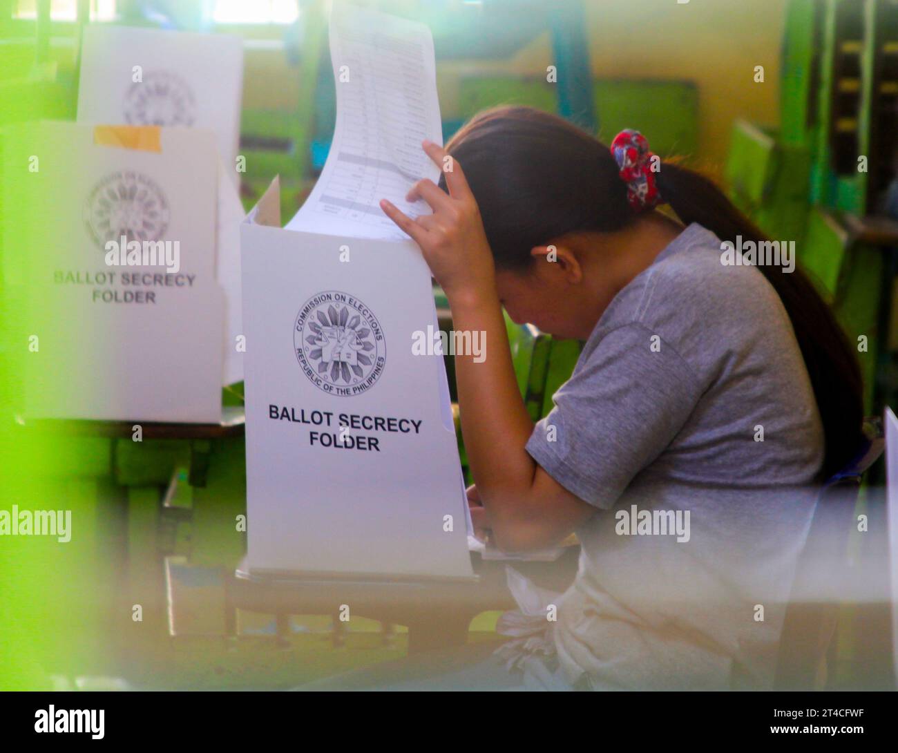 Quezon City, Metro Manila, Filippine. 30 ottobre 2023. Le elezioni di Barangay e Sangguniang Kabataan nelle Filippine sono previste per oggi, 30 ottobre 2023. Il barangay è la più piccola divisione amministrativa del paese. Oggi, i filippini si recheranno in vari seggi elettorali per eleggere i loro candidati scelti. (Immagine di credito: © EDD Castro/Pacific Press via ZUMA Press Wire) SOLO USO EDITORIALE! Non per USO commerciale! Crediti: ZUMA Press, Inc./Alamy Live News Foto Stock