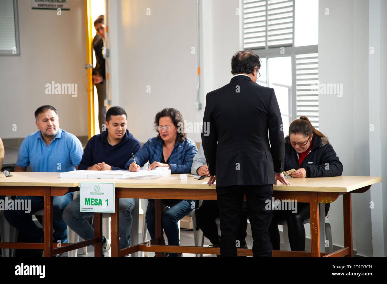 Il presidente Gustavo Petro esprime il suo voto durante le elezioni regionali colombiane a Bogotà, il 29 ottobre 2023. Foto Stock