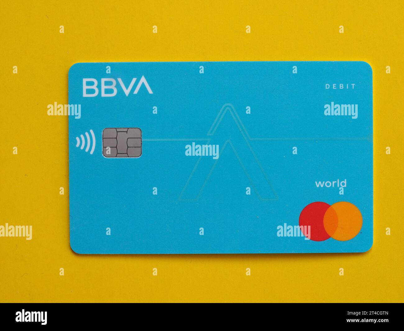 MILANO, ITALIA - 28 OTTOBRE 2023: BBVA Banco Bilbao Vizcaya Argentaria MasterCard carta di debito Foto Stock