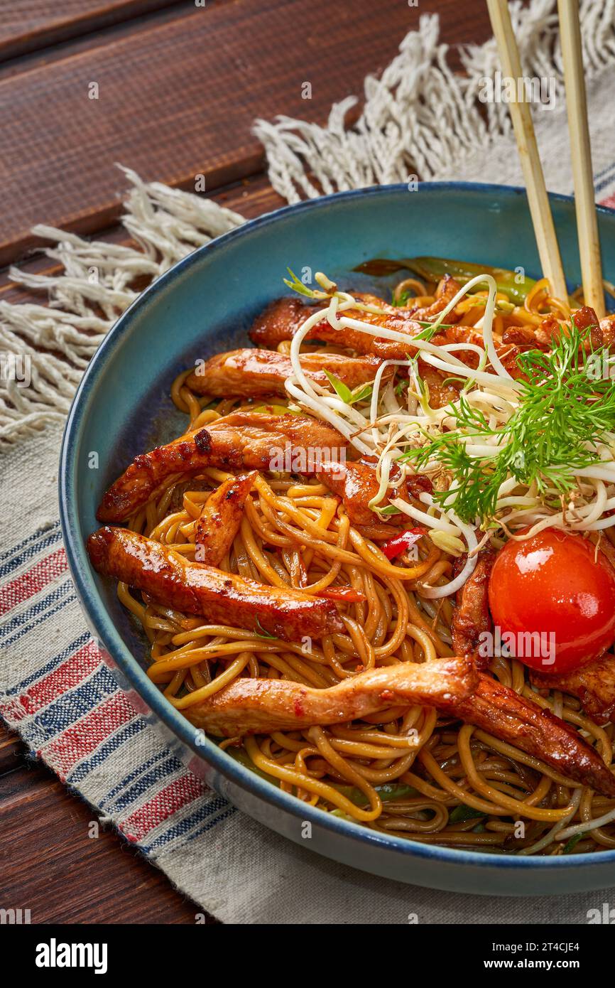 Primo piano di una ciotola di spaghetti con pollo alle erbe Foto Stock