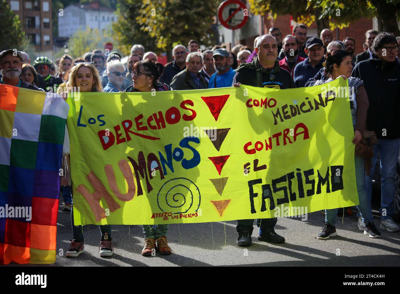 Sotrondio, Spagna, 30 ottobre 2023: Lo striscione del raduno con "diritti umani come medicina contro il fascismo" durante la conferenza stampa sull'accoglienza degli immigrati clandestini, il 30 ottobre 2023, a Sotrondio, in Spagna. Credito: Alberto Brevers / Alamy Live News. Foto Stock