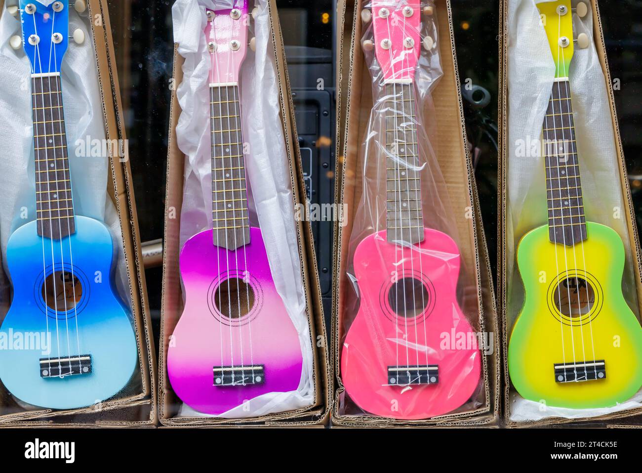 Deventer, Paesi Bassi - 18 ottobre 2023: Vetrina piena di coloratissimi gitar acustici a Deventer, Paesi Bassi Foto Stock