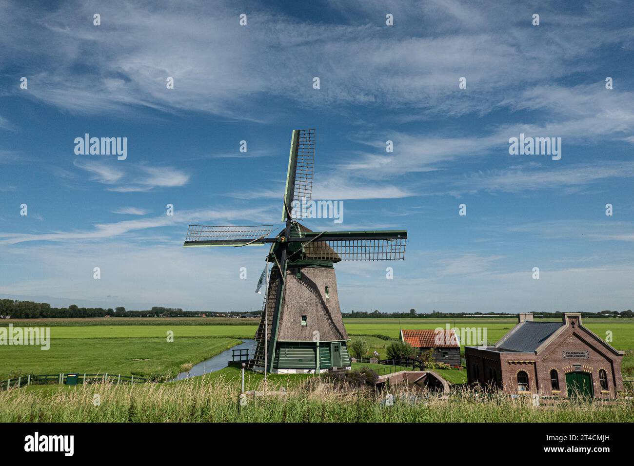 Mulino a vento Holand nel paesaggio Foto Stock