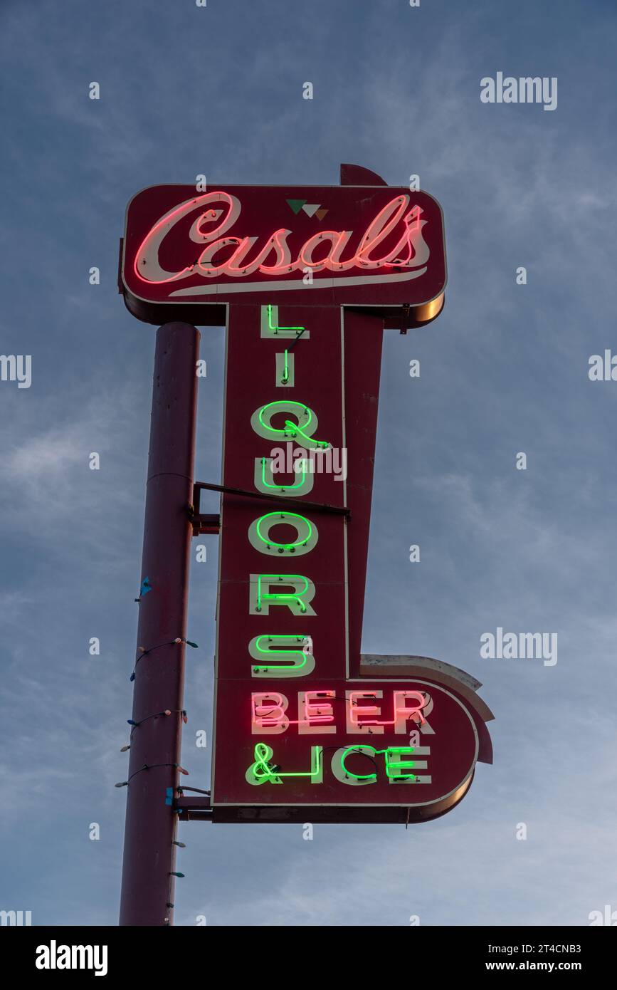 Insegna al neon illuminata per Casall's Liquors, birra e ghiaccio, prima serata, Uvalde, Texas, Stati Uniti. Foto Stock