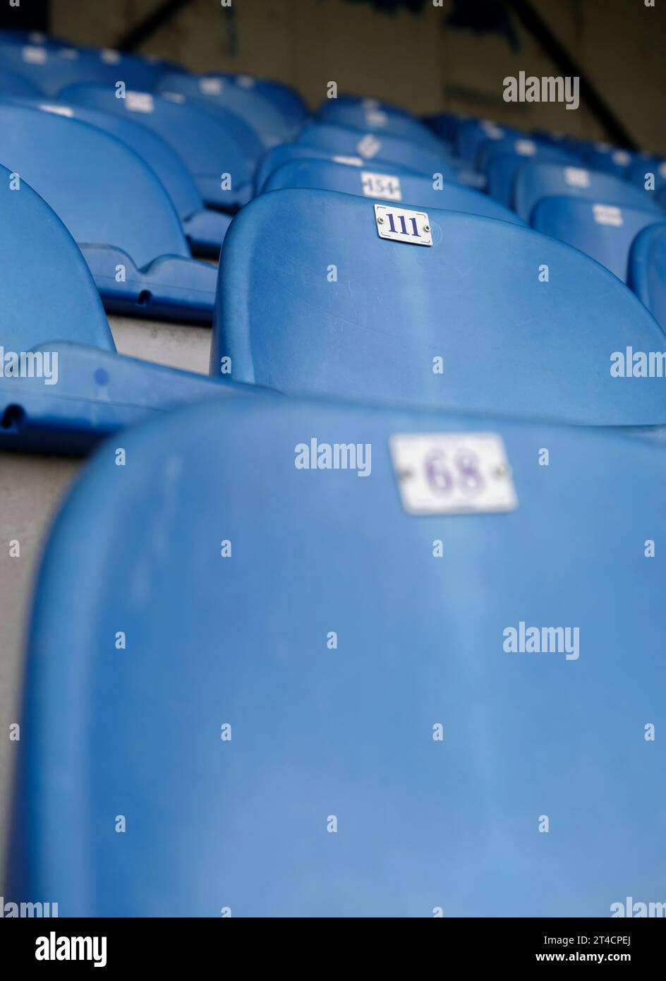 Sedili blu vuoti in uno stadio di calcio Foto Stock
