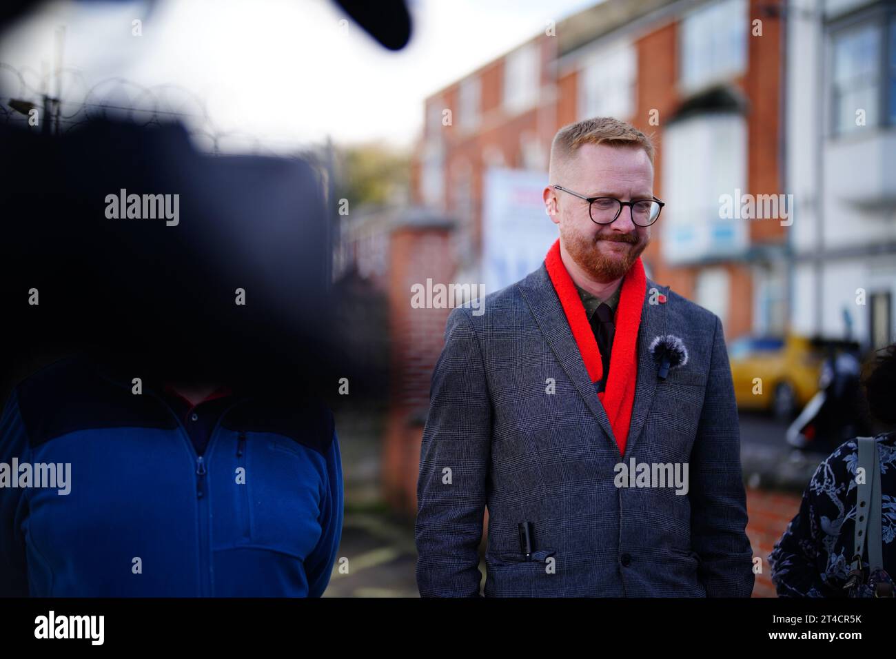 Lloyd Russell-Moyle (centro), il deputato laburista per Brighton Kemptown, parla ai media dopo aver chiesto l'accesso alla chiatta dell'alloggio di Bibby Stoccolma al porto di Portland nel Dorset. L'onorevole Russell-Moyle ha affermato di non avere accesso alla chiatta, dopo che il ministro degli interni Suella Braverman non ha risposto a una lettera di diversi deputati laburisti che chiedevano l'accesso, inviata all'inizio di questo mese. Data immagine: Lunedì 30 ottobre 2023. Foto Stock