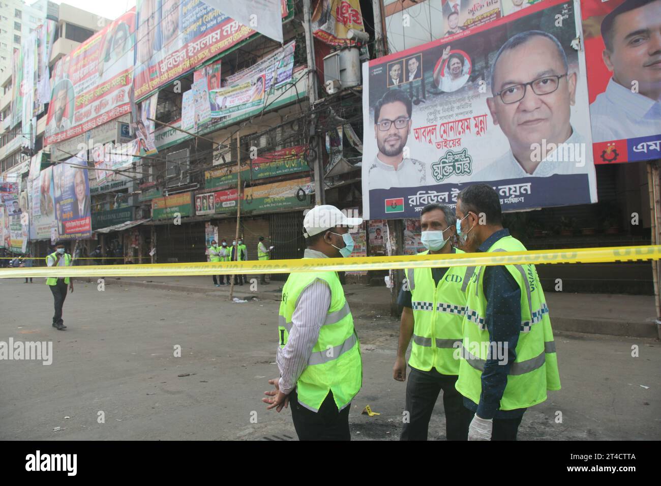 Dhaka Bangladesh 29 ottobre 2023, Un nastro scritto "scena del crimine" è stato appeso all'ingresso dell'ufficio chiuso del BNP a Nayapaltan; Members o Foto Stock