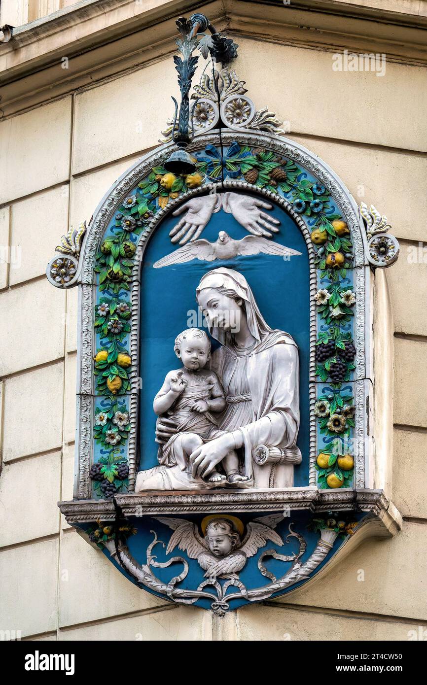 Madonna in ceramica con bambino in via Sistina, Roma, Italia Foto Stock