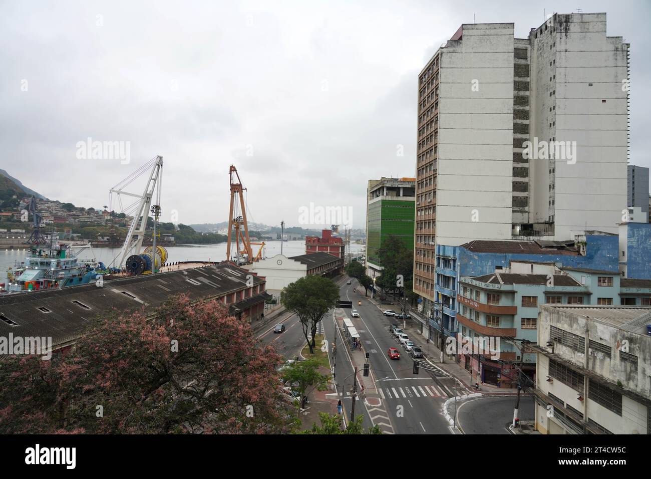 VITORIA, BRASILE - 3 OTTOBRE 2023: Paesaggio urbano della città di Vitoria con il suo porto, Vitoria, Espirito Santo, Brasile Foto Stock