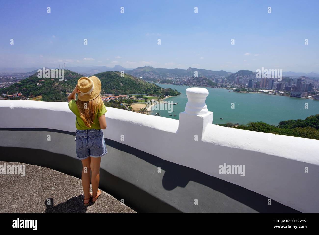 Turismo in Brasile. Viaggiatore donna con cappello nella città di Vila Velha, regione metropolitana di Vitoria, Espirito Santo, Brasile. Foto Stock