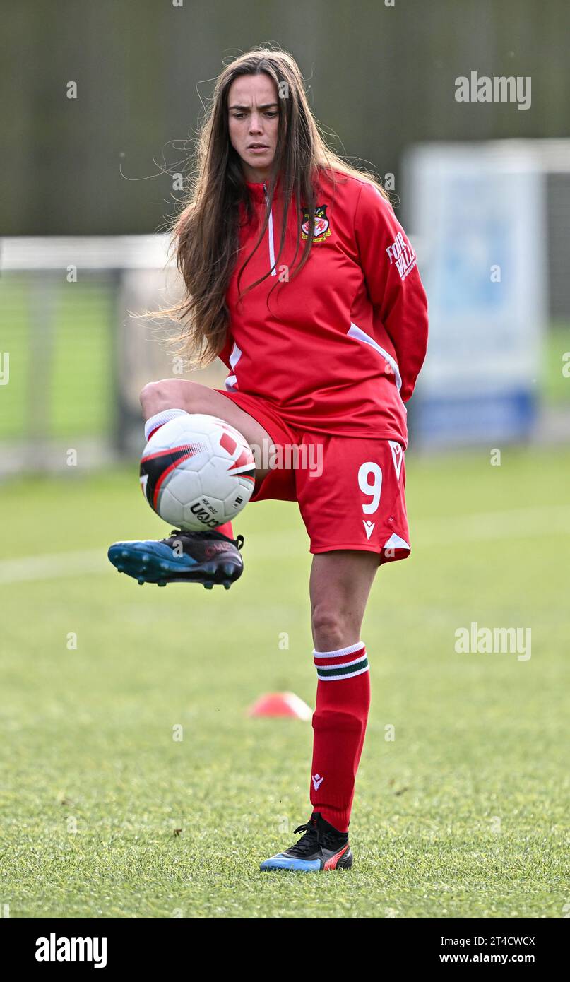 Rhosymedre, Wrexham County Borough, Galles. 29 ottobre 2023. Rosie Hughes di Wrexham si riscalda prima della partita, durante il Wrexham Association Football Club Women V The New Saints of Oswestry Town & Llansantffraid Football Club/The New Saints Women at the Y Stadiwm Roc/The Rock Stadium, nel Genero Adran Premier. (Immagine di credito: ©Cody Froggatt/Alamy Live News) Foto Stock