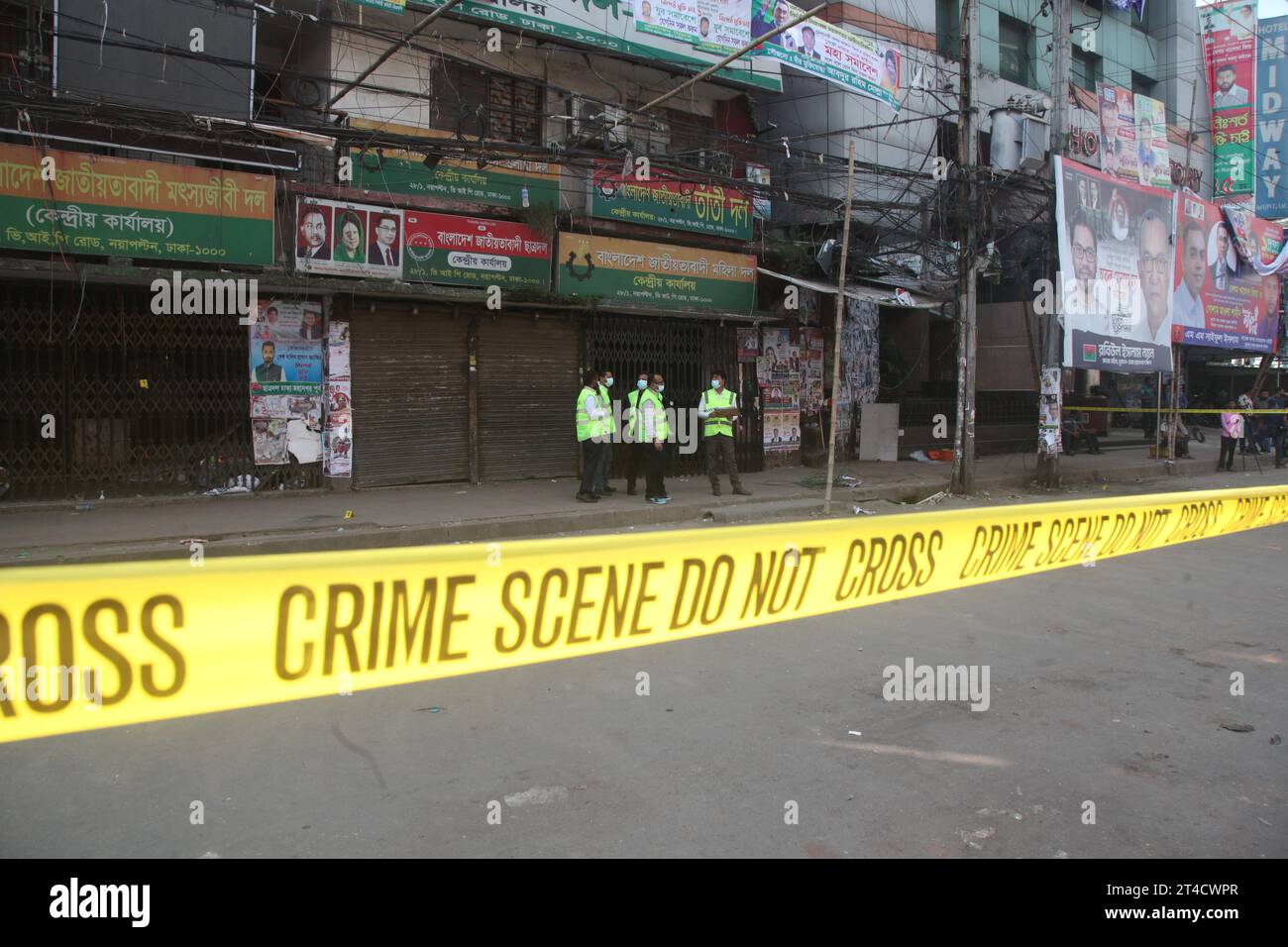 Dhaka Bangladesh 29 ottobre 2023, Un nastro scritto "scena del crimine" è stato appeso all'ingresso dell'ufficio chiuso del BNP a Nayapaltan; Members o Foto Stock