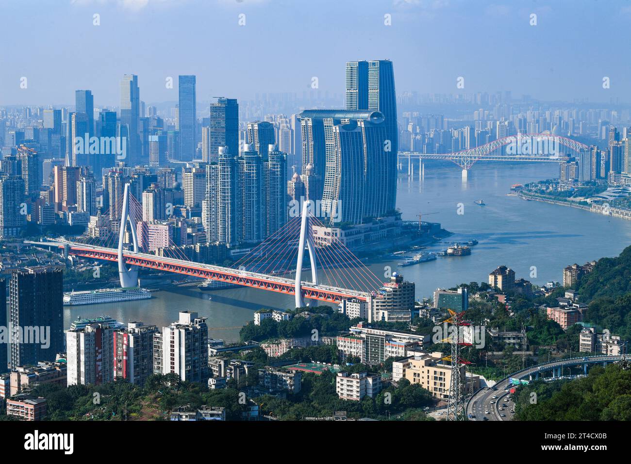 Chongqing. 30 ottobre 2023. Questa foto scattata il 30 ottobre 2023 mostra la vista della città della municipalità di Chongqing nel sud-ovest della Cina. Situata nella parte superiore del fiume Yangtze, Chongqing si è continuamente costruita in una significativa barriera ecologica. Crediti: Wang Quanchao/Xinhua/Alamy Live News Foto Stock