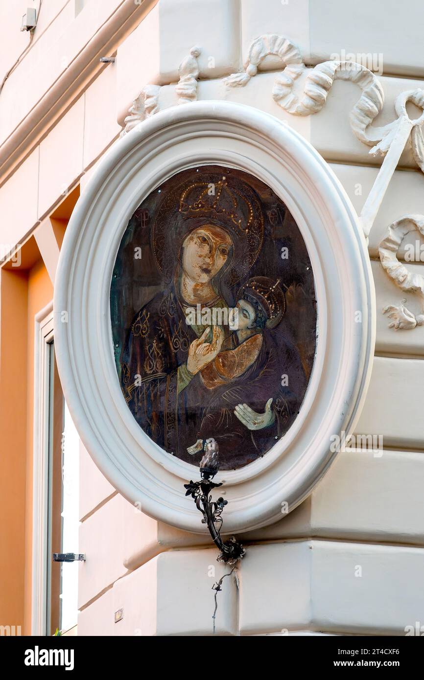 Edicola con la Madonna e il bambino in via Candia, Roma, Italia Foto Stock