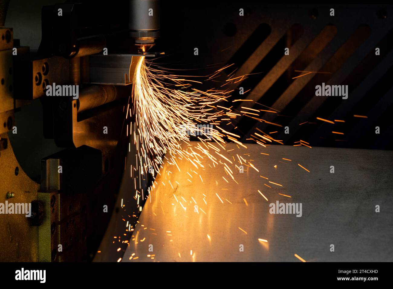 Macchina automatica per il taglio del metallo sul lavoro. Fabbrica intelligente. Foto Stock