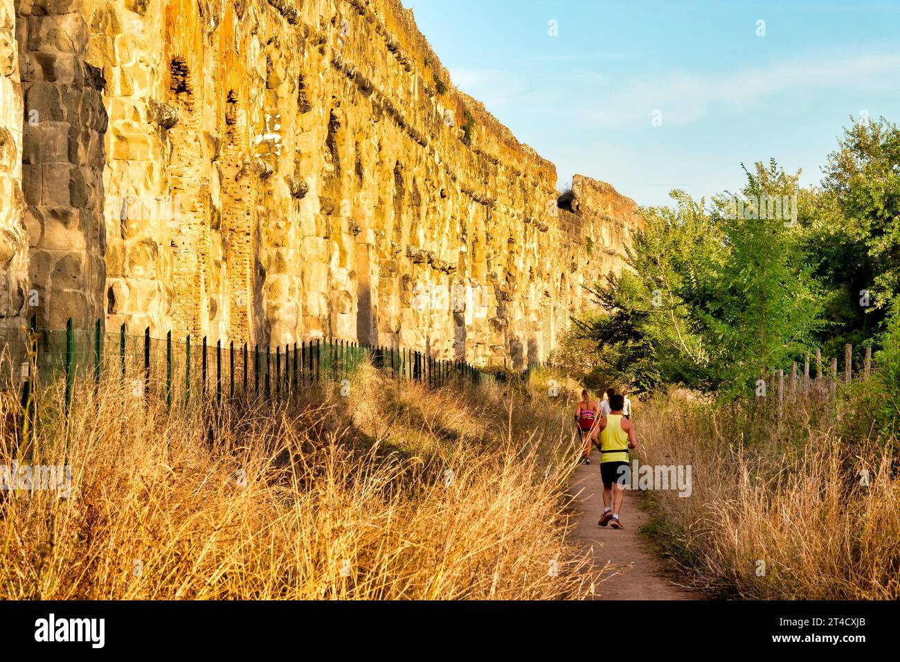 Gente che corre nel Parco degli Acquedotti, Roma, Italia Foto Stock