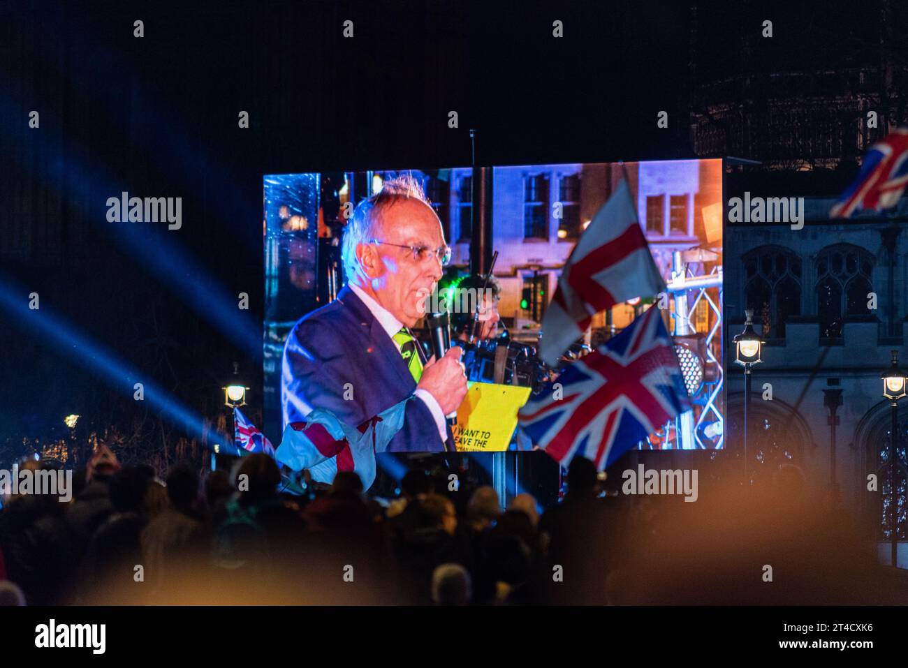 Il deputato conservatore Peter Bone sul grande schermo all'evento celebrativo in Parliament Square il Brexit Day, 31 gennaio 2020, a Londra, Regno Unito. Lasciare l'UE Foto Stock
