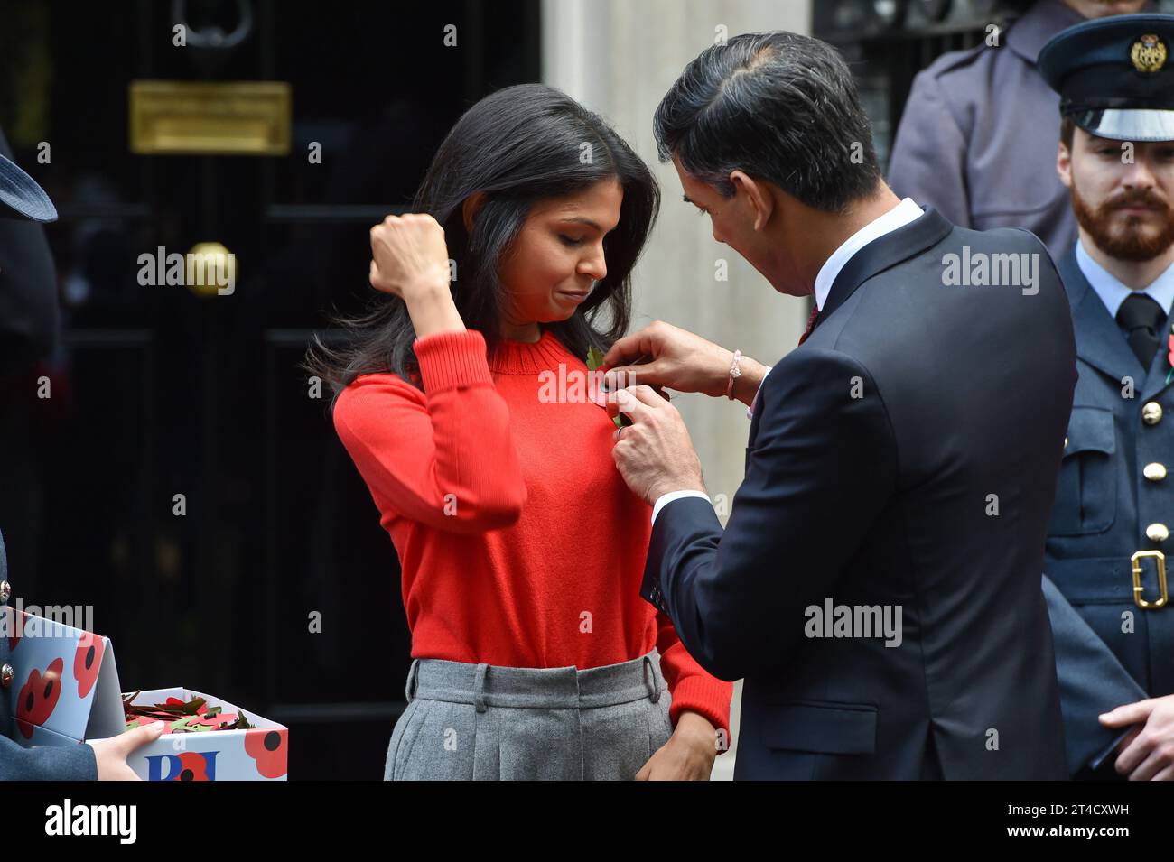 Londra, Inghilterra, Regno Unito. 30 ottobre 2023. Il primo ministro RISHI SUNAK e sua moglie AKSHATA MURTY, insieme a membri delle forze armate e volontari, vengono visti acquistare un papavero fuori 10 Downing Street, a sostegno della Royal British Legion Poppy Appeal 2023. (Immagine di credito: © Thomas Krych/ZUMA Press Wire) SOLO USO EDITORIALE! Non per USO commerciale! Crediti: ZUMA Press, Inc./Alamy Live News Foto Stock