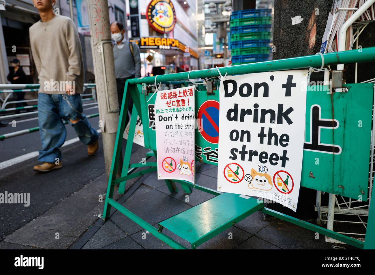 Tokyo, Giappone. 30 ottobre 2023. Le insegne mostrano un messaggio che vieta di bere alcolici per le strade durante le celebrazioni di Halloween a Shibuya. Le autorità di Shibuya mostrano cartelli intorno all'area commerciale di Shibuya, avvertendo la gente di astenersi dal radunarsi per strada durante la stagione di Halloween. (Immagine di credito: © Rodrigo Reyes Marin/ZUMA Press Wire) SOLO USO EDITORIALE! Non per USO commerciale! Crediti: ZUMA Press, Inc./Alamy Live News Foto Stock