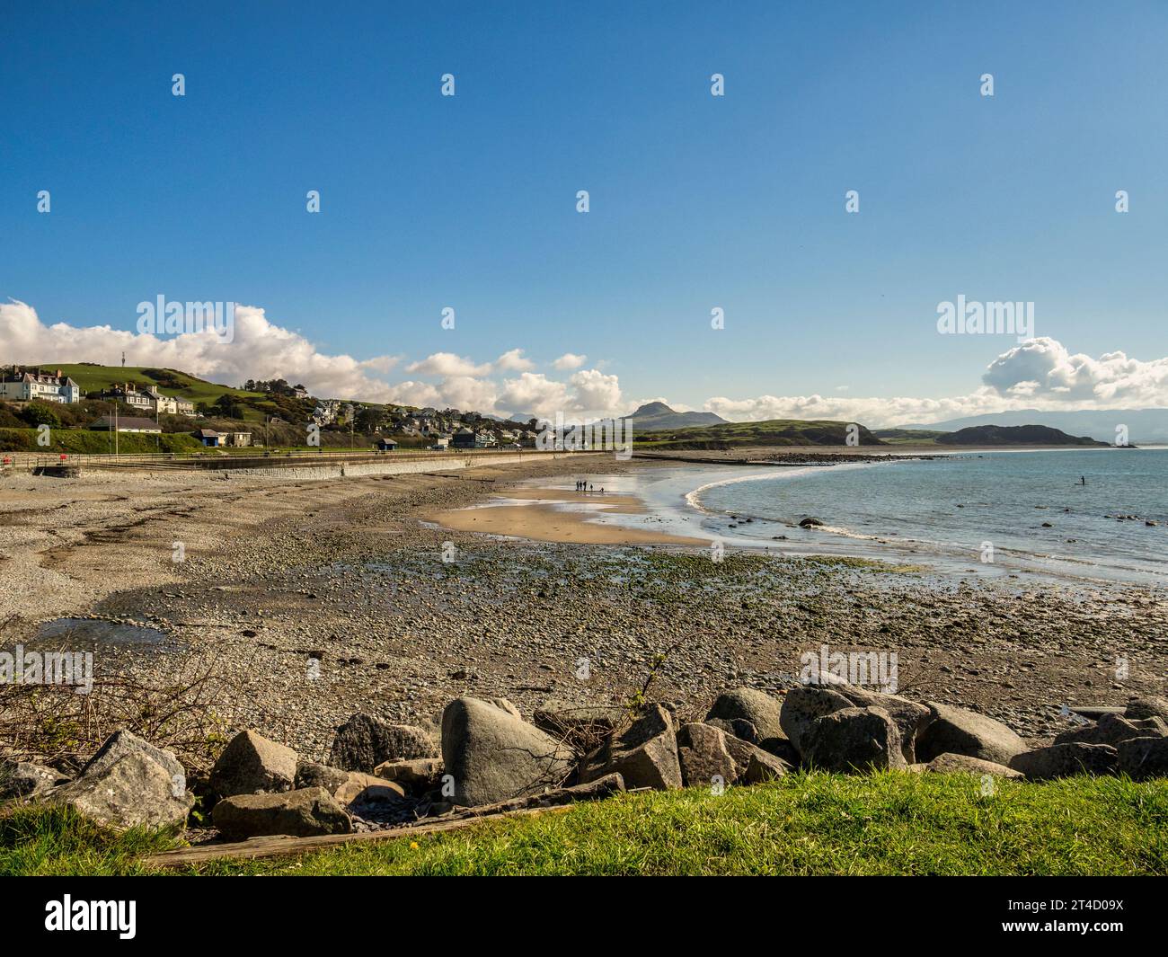 La spiaggia di Criccieth, Gwynedd, Galles del Nord, con la bassa marea. Foto Stock