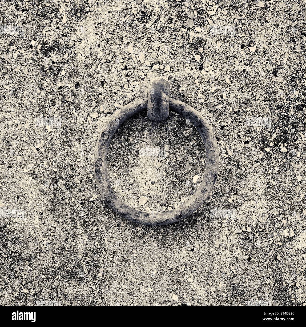 Anello in metallo arrugginito fissato a una parete di cemento Foto Stock