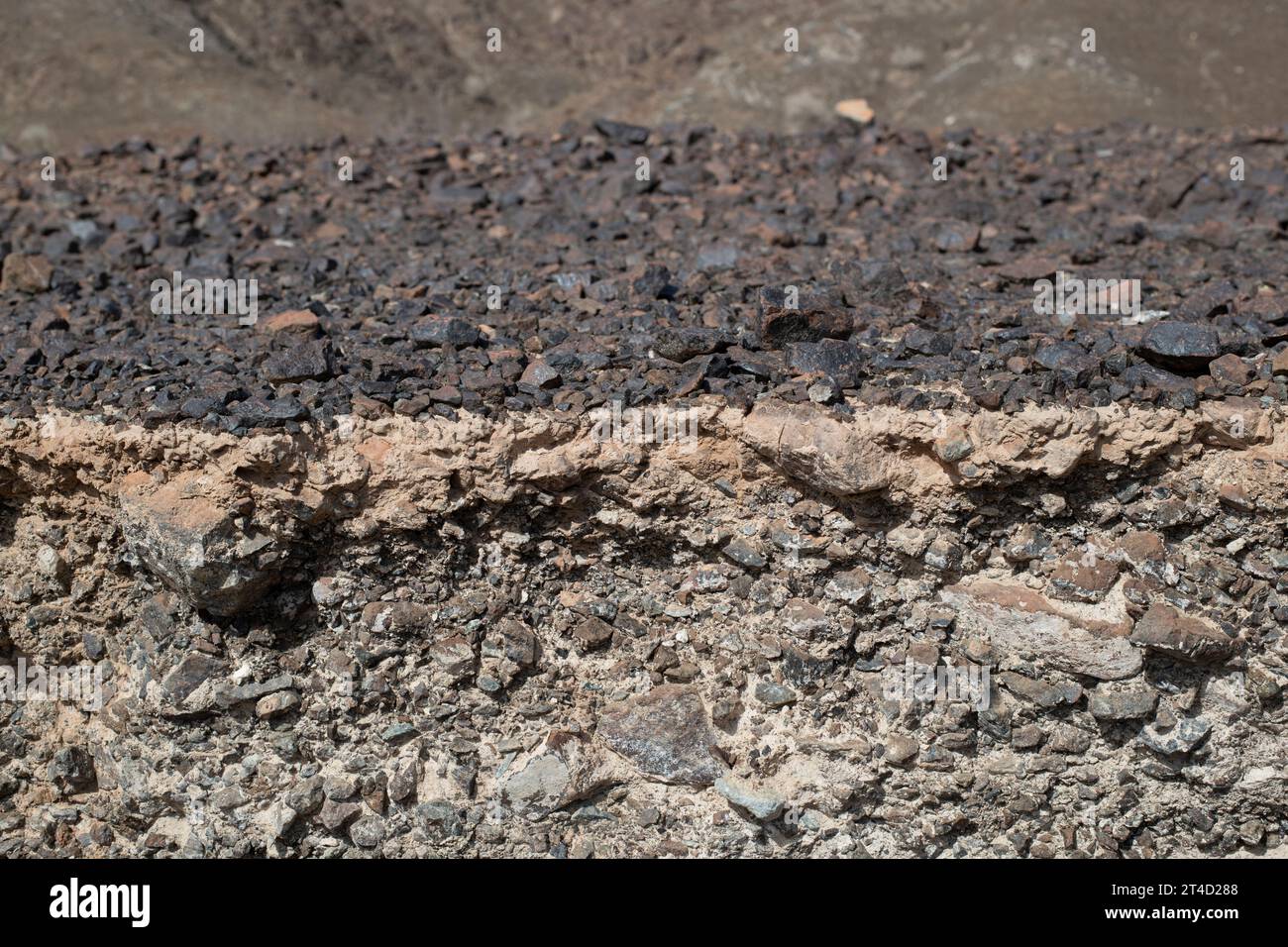 Rocce e strati sedimentari nei monti Hajar degli Emirati Arabi Uniti Foto Stock
