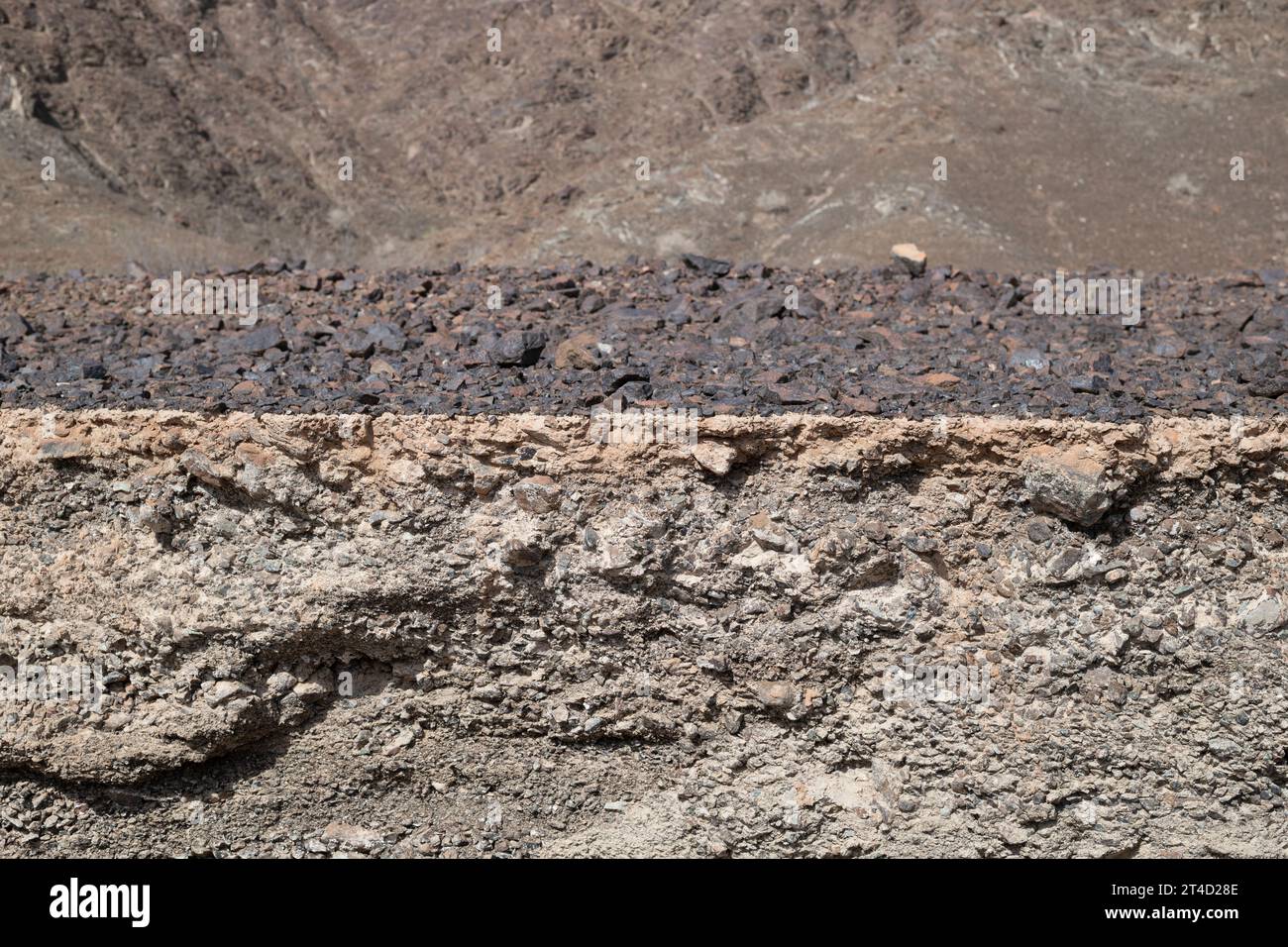 Rocce e strati sedimentari nei monti Hajar degli Emirati Arabi Uniti Foto Stock