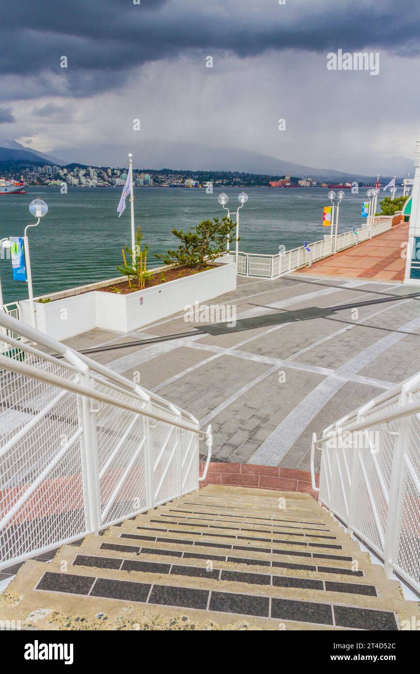 Canada Place, un bellissimo terminal delle navi da crociera e complesso artistico e ricreativo, situato nel porto di Vancouver nel centro di Vancouver. Foto Stock