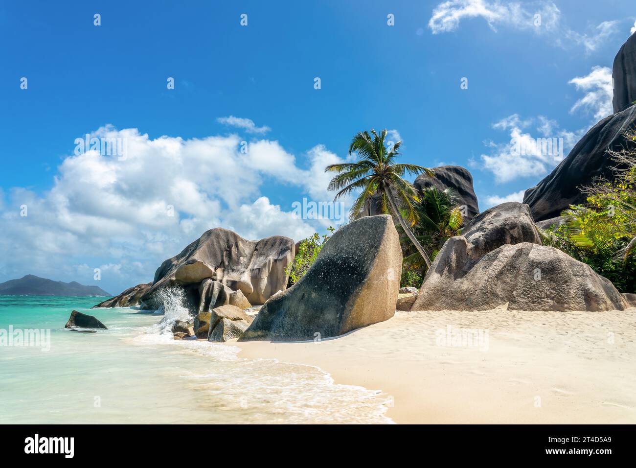 Rocce di granito e palme sulla scenografica spiaggia tropicale di Anse Source d'Argent, isola la Digue, Seychelles Foto Stock