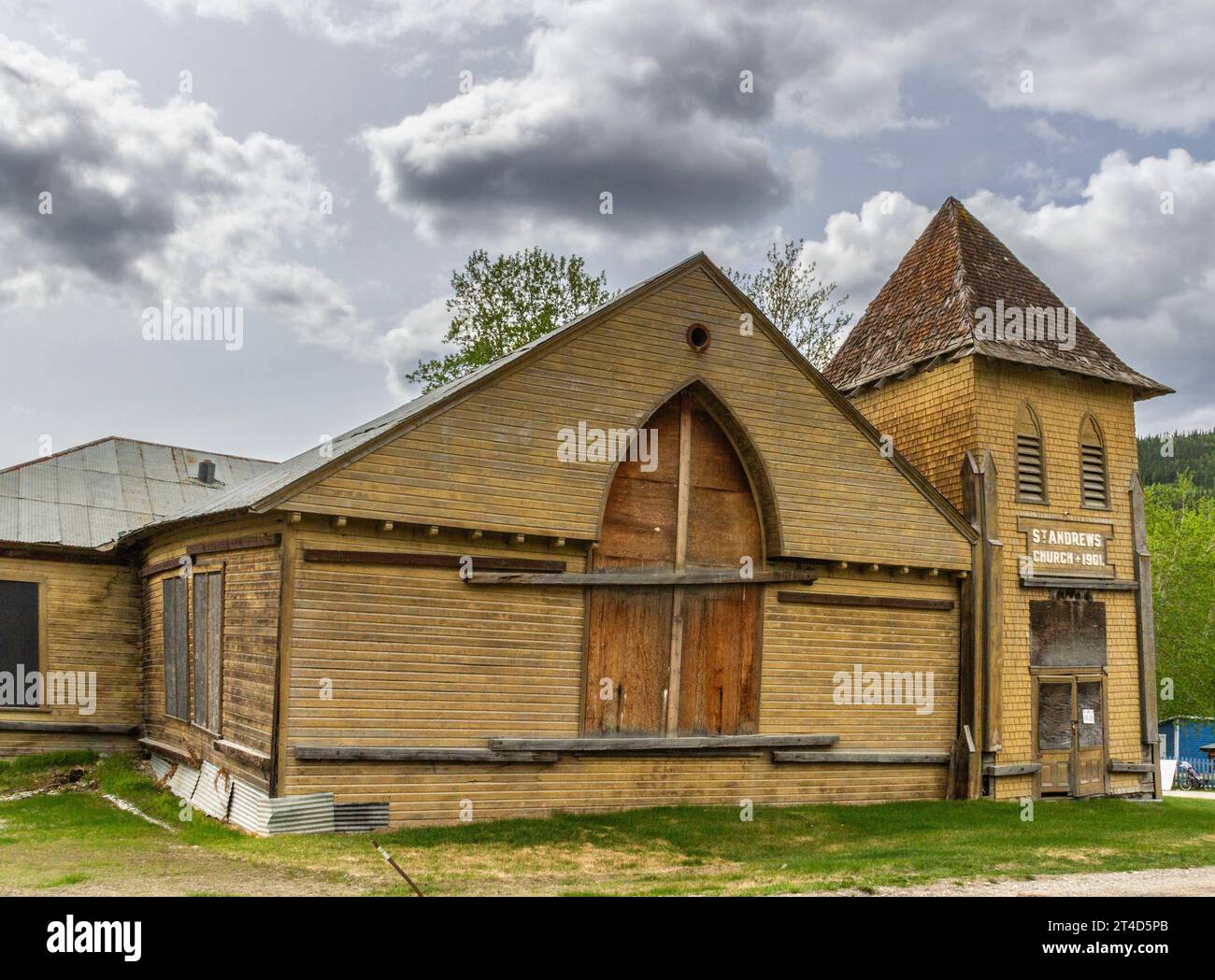 Dawson City nel territorio dello Yukon, Canada, ha un clima subartico e una popolazione di circa 1900 abitanti tutto l'anno. St La Chiesa presbiteriana di Andrew. Foto Stock
