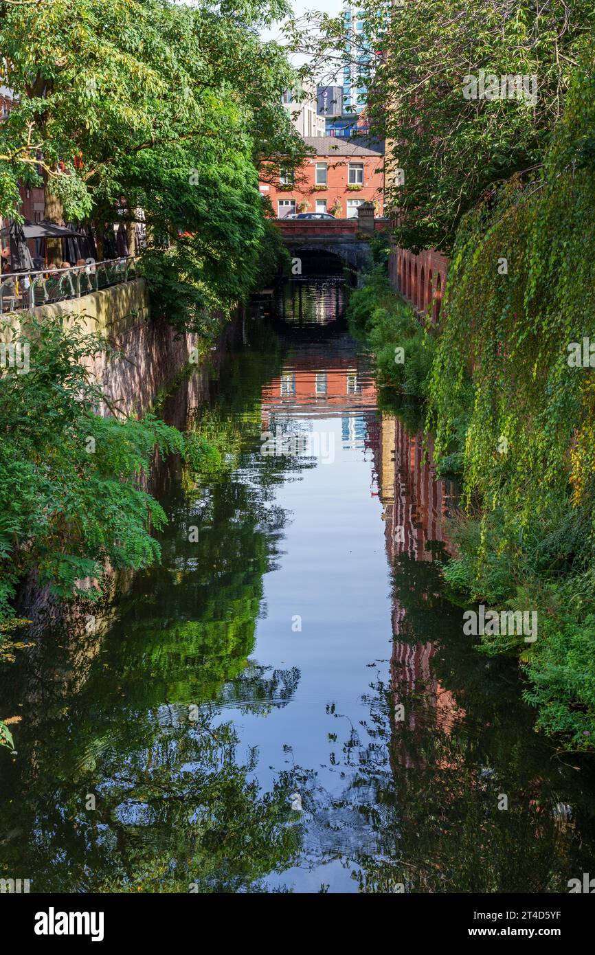 Il canale di Rochdale corre lungo Canal Street nel villaggio gay di Manchester. Foto Stock