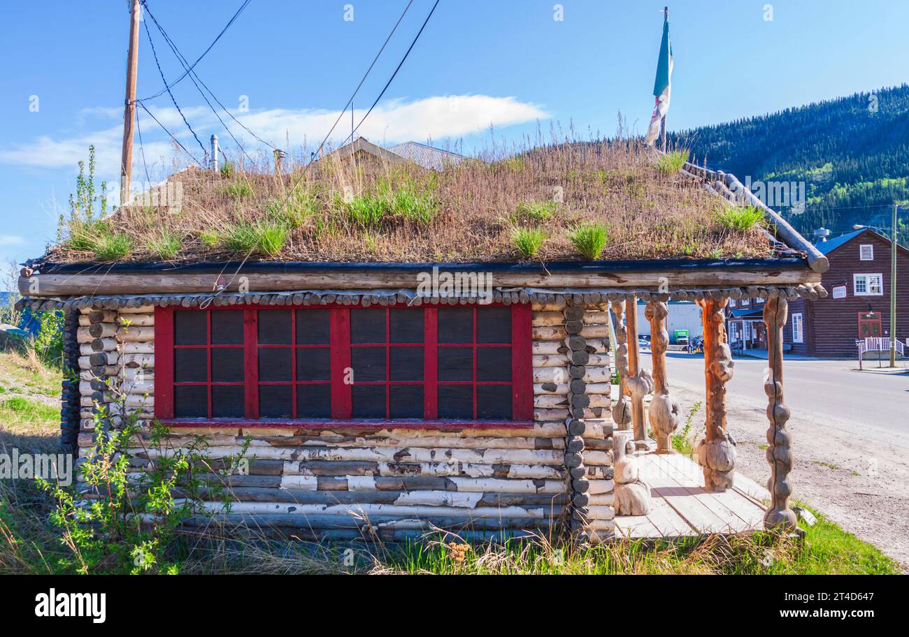 Dawson City nel territorio dello Yukon, Canada, ha un clima subartico e una popolazione di circa 1900 abitanti tutto l'anno. Casa sul tetto. Foto Stock