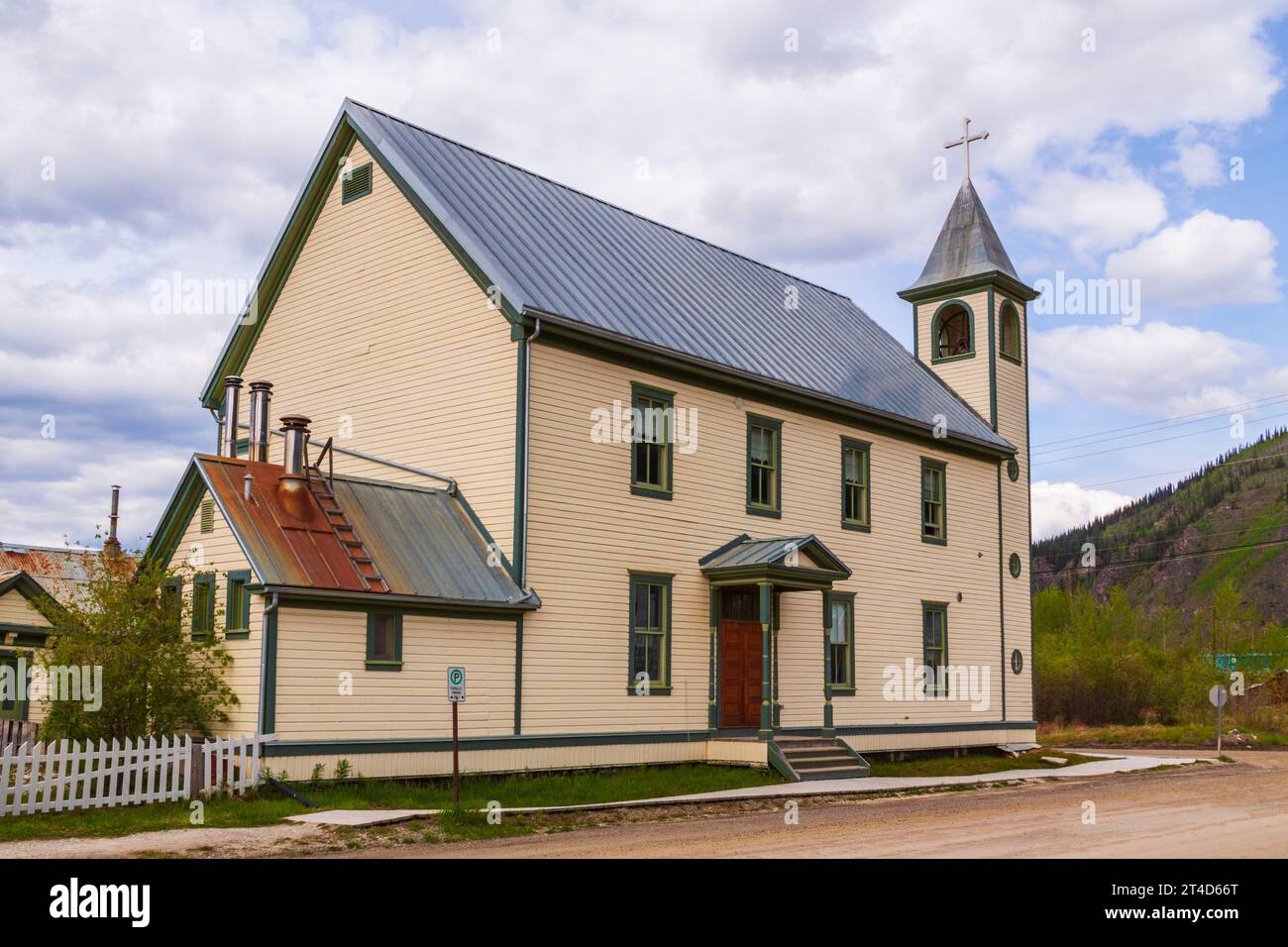 Dawson City nel territorio dello Yukon, Canada, ha un clima subartico e una popolazione di circa 1900 abitanti tutto l'anno. St La Chiesa cattolica di Mary. Foto Stock